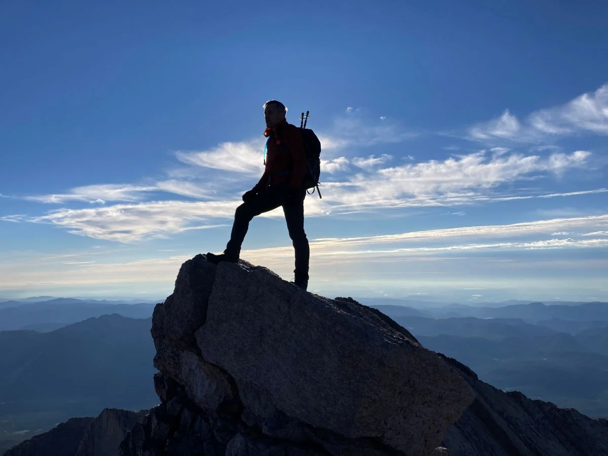 Témoignage d'un survivant : un alpiniste piégé sur une crête pendant 6 heures