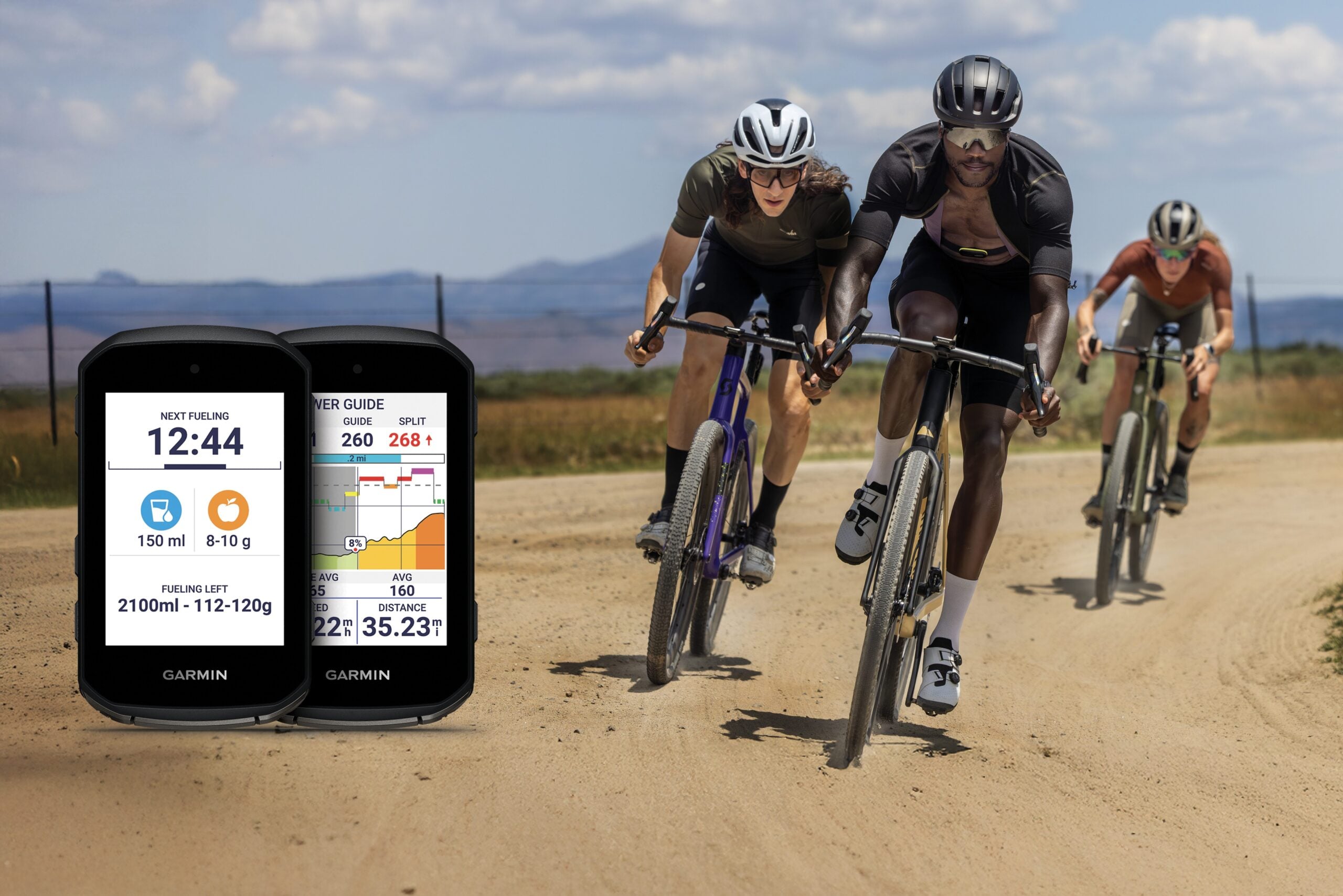 Trois cyclistes en train de faire du gravel