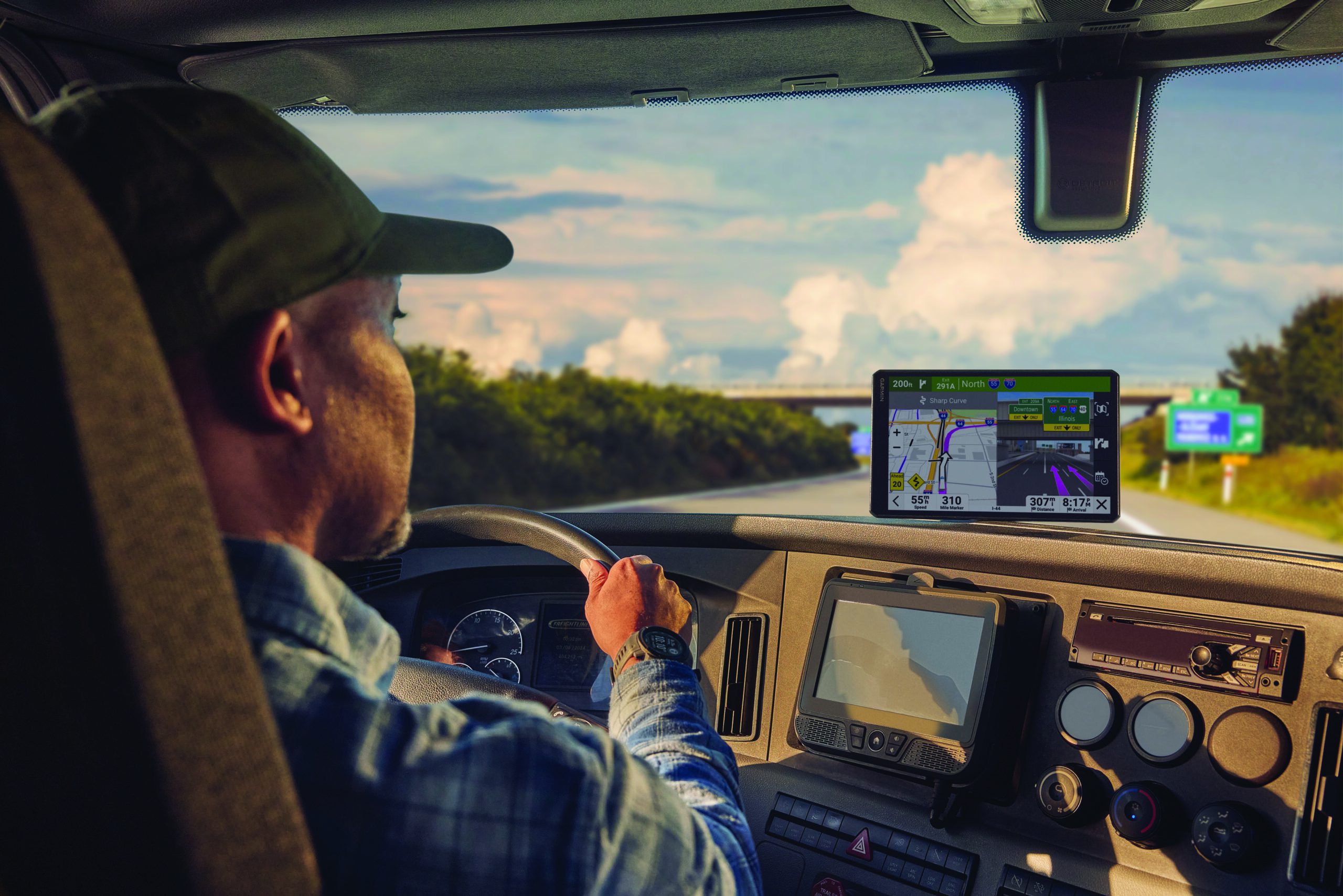 Un chauffeur poids lourd qui conduit avec un GPS Garmin